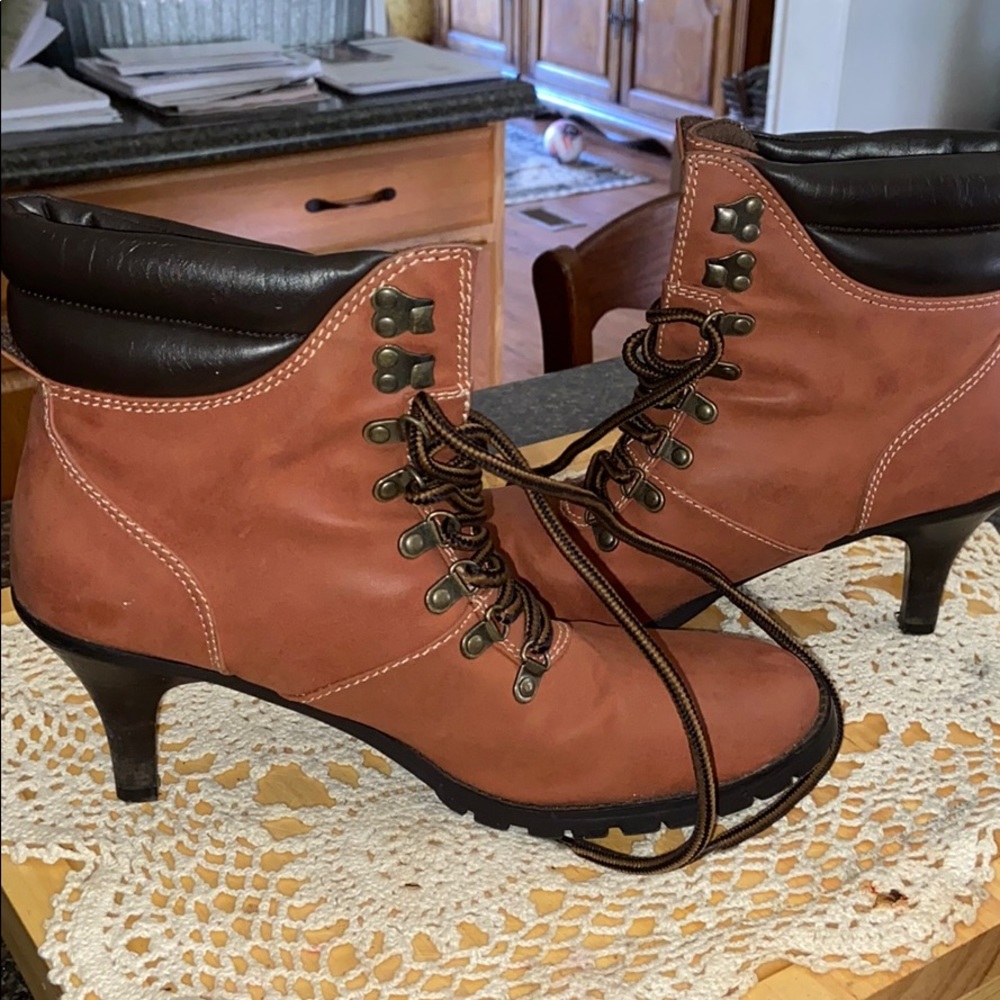 Gently used heel boots